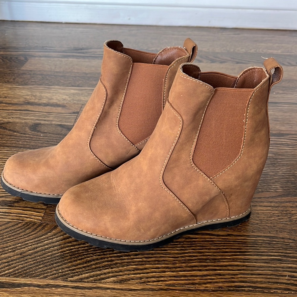 Womens platform brown ankle boot. Never worn